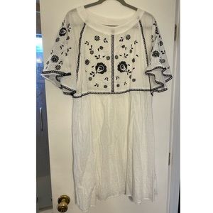 Never worn 2XL White Dress w/ Black Floral Details